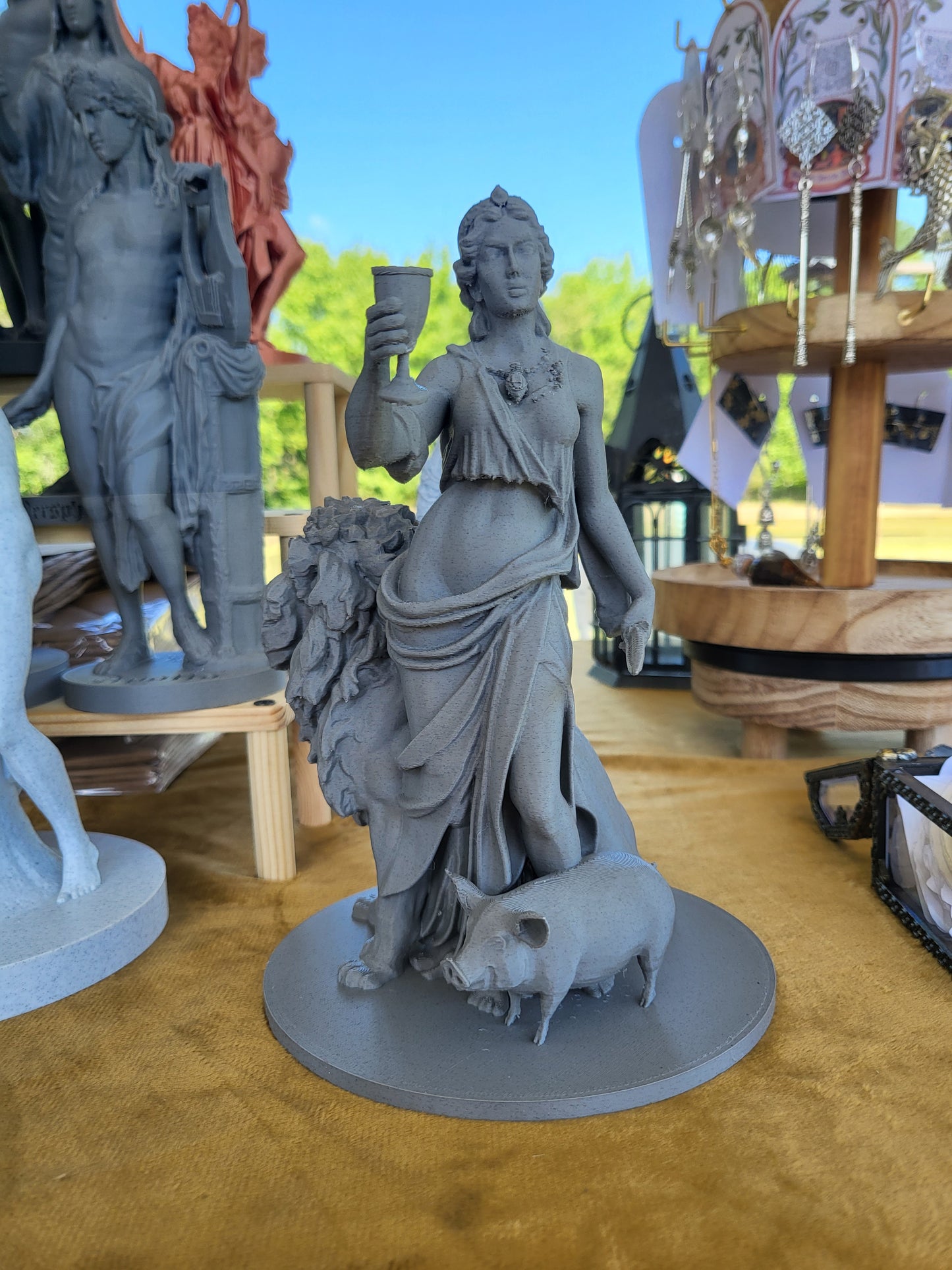 Circe Altar Staute